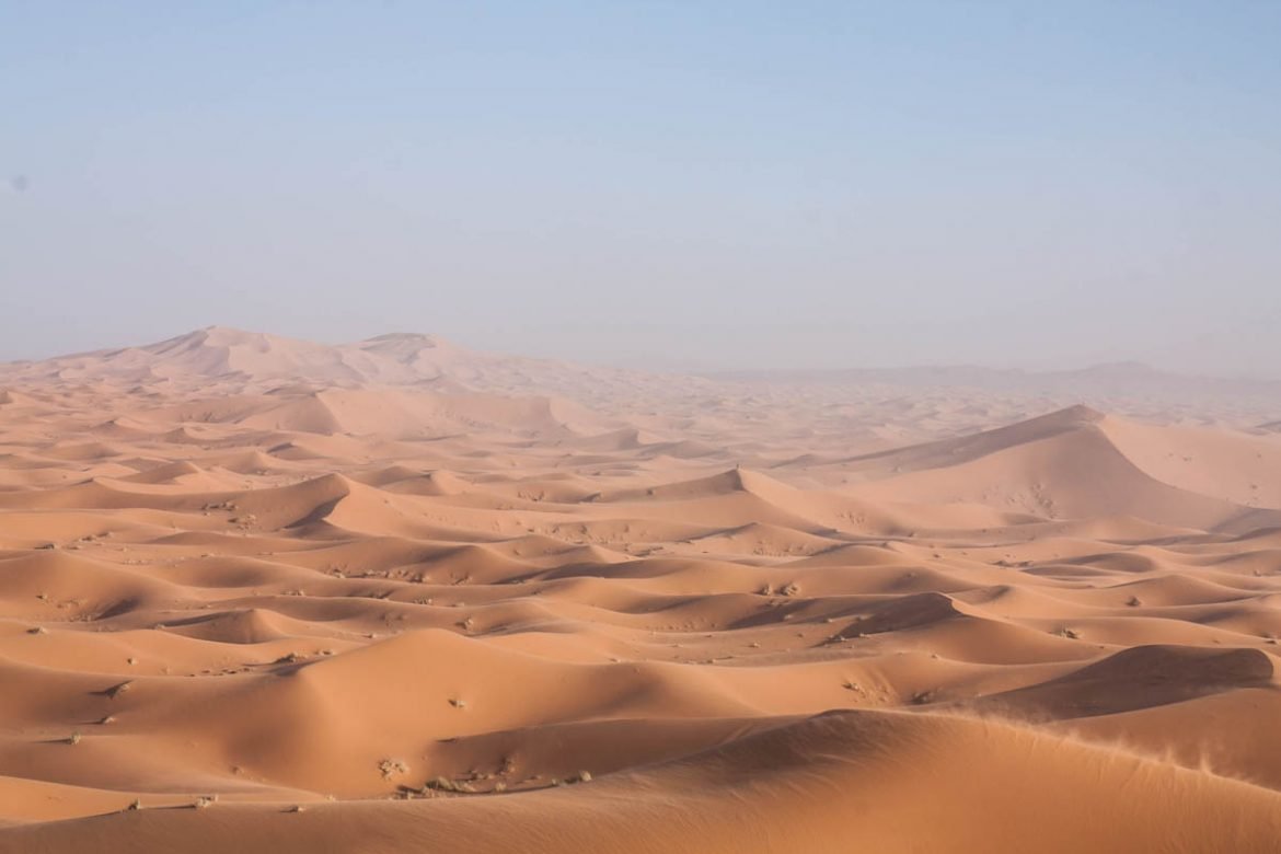 découvrez un itinéraire unique mêlant les paysages enchanteurs de la côte d'azur aux dunes majestueuses du maroc. partez à l'aventure entre mer et désert, explorez des sites emblématiques et savourez la gastronomie méditerranéenne et marocaine. une expérience inoubliable entre deux cultures.